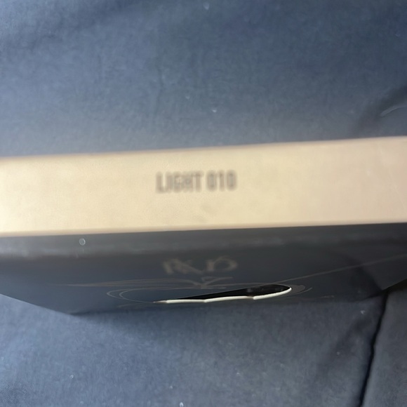 KVD Light 010 Good Apple Lightweight Full-Coverage Cream Foundation Balm - Picture 6 of 6